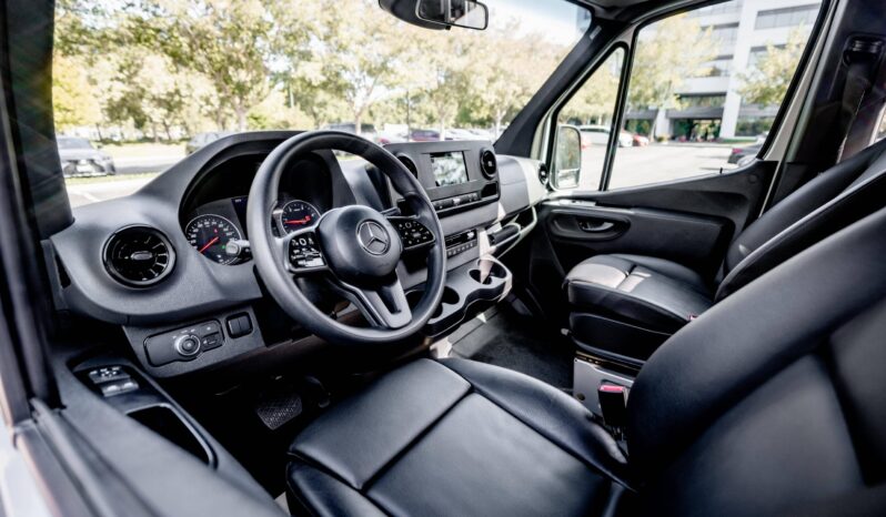 
								2024 Silver Mercedes Sprinter full									