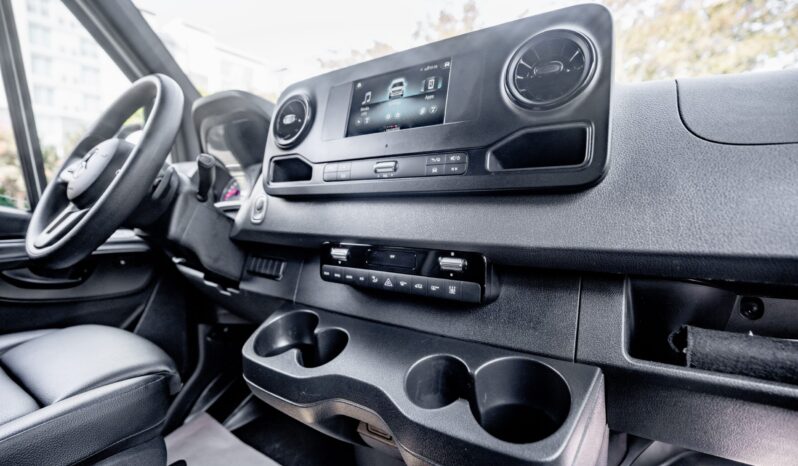 
								2024 Silver Mercedes Sprinter full									