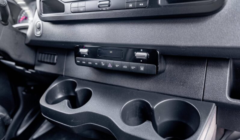 
								2024 Silver Mercedes Sprinter full									