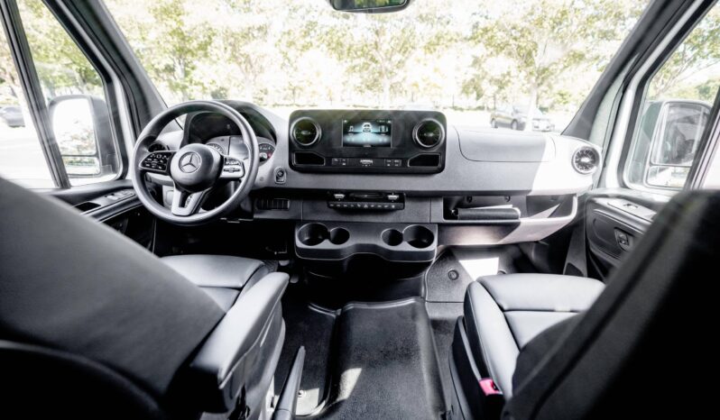 
								2024 Silver Mercedes Sprinter full									